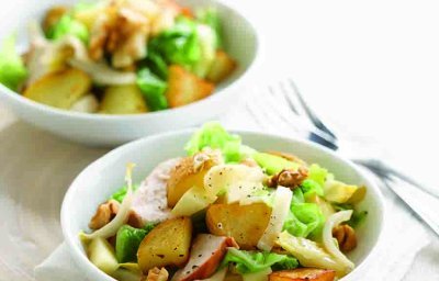 Salade de pommes de terre en chemise, chicons, chou vert, pommes et poulet