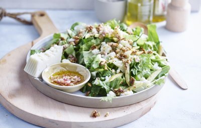 Salade van andijvie en geitenkaas