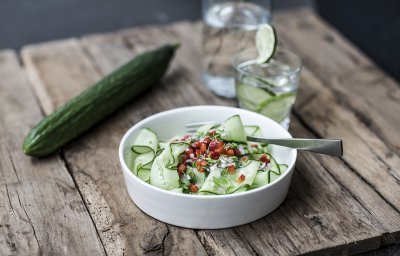 Salade van komkommer, sjalot, paprika, bieslook en notenolie