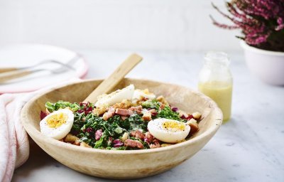 Salade van savooikool met eitjes en spekreepjes