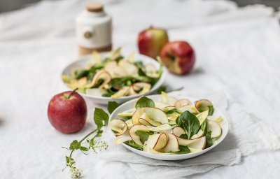 Salade van witloof, veldsla, appel en curry