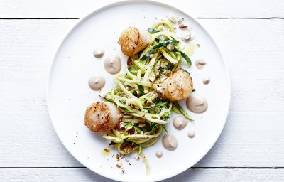 Coquilles Saint-Jacques, courgetti et noisettes