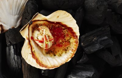 Coquilles Saint-Jacques sur le bbq, sauce chili et cacahuètes