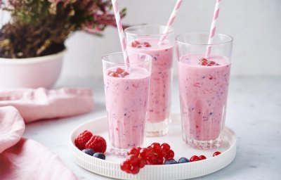 Smoothie van rode vruchten en yoghurt