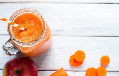 Smoothie de carottes, banane et jus d'orange