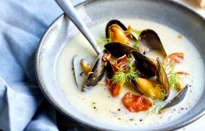 Soupe de topinambours, jambon fumé et moules