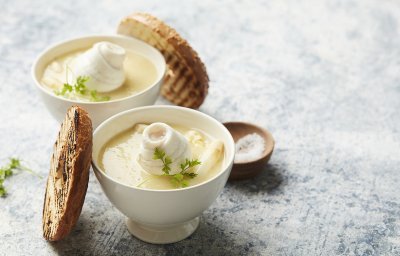 Soupe d’asperges à la plie et bagel grillé