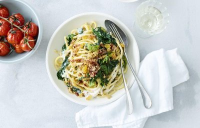 Spaghetti met andijvie, spinazie en blauwe schimmelkaas
