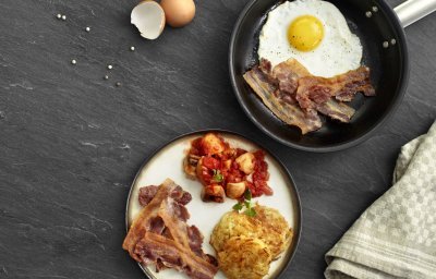 Œuf sur le plat au lard, champignons à la sauce tomate et röstis