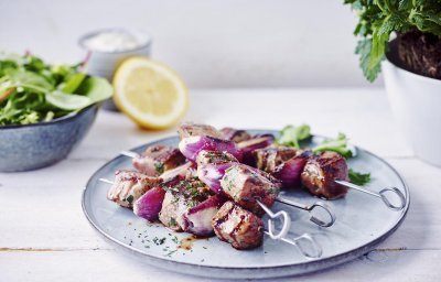 Brochette d’agneau et mayonnaise aux herbes 