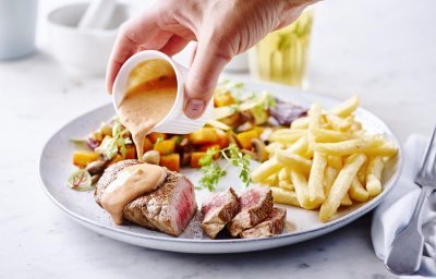 Steak-frites à la sauce Choron et salade d’automne