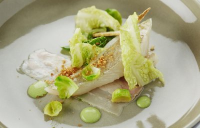 Tacaud aux choux de Bruxelles, lard de poitrine et pesto frais