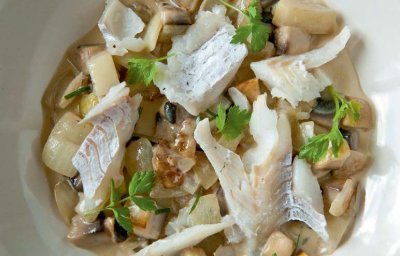 Pot-au-feu de tacaud aux oignons et aux champignons