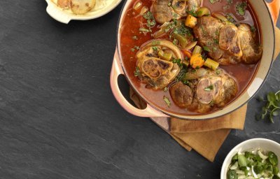 Stoofpotje van varkensschenkel met gratin van koolrabi en zoete aardappel