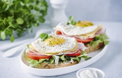 Tartines au jambon, fromage et mayonnaise au persil