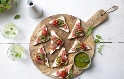 Toast au carpaccio, chèvre et tomates cerises confites