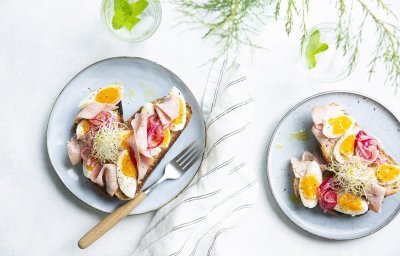 Toast au jambon, œuf et oignon au vinaigre