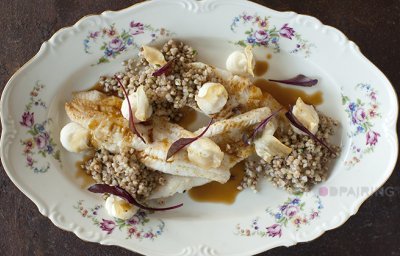 Gebakken tongschar met boekweit en aardpeer, saus geparfumeerd met spek 