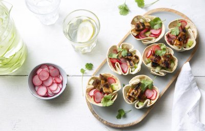 Tortilla cups au lard de poitrine laqué, concombre et radis au vinaigre