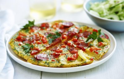 Tortilla aux oignons, poivrons, persil et chorizo 