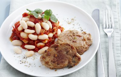 Filet de porc et haricots blancs en sauce tomate