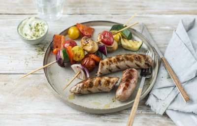 Saucisses de porc au BBQ, brochettes de légumes 