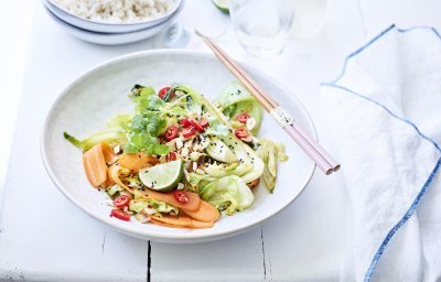 Wok végétarien de chou pointu, pak choï, fenouil et carotte