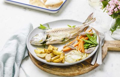 Poisson en croute de sel, légumes et pommes de terre