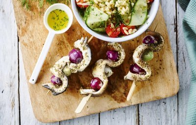 Brochette de truite, poivron et oignon rouge et salade fraîche au fenouil