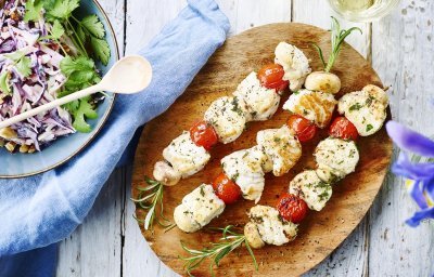 Brochette de loup de mer, tomates et champignons et salade de chou croquante