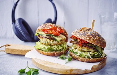 Burger de poisson aux légumes grillés