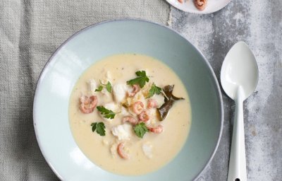 Soupe de lotte aux crevettes et genièvre