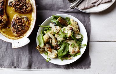 Salade de chou-fleur grillé et poulet au citron en croûte de noisettes