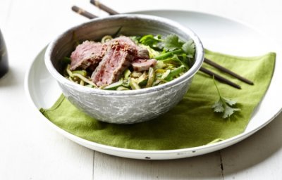 Courgetti au wok avec poireaux, haricots et lamelles de bœuf