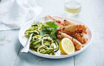 Courgetti au pesto de chou et langoustines