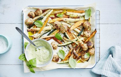 Frites de légumes, boulettes épicées et mayonnaise au basilic