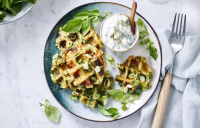 Gaufres de pommes de terre et de légumes au tzatziki