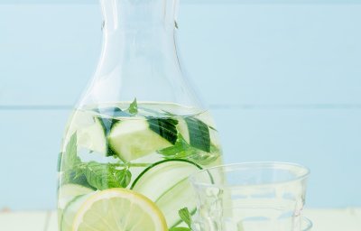 Water met komkommer, citroen en munt