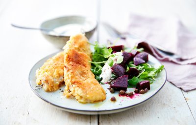 Cordon bleu de merlan, salade de betteraves rouges et sauce au raifort