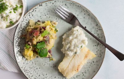 Merlan, potée au chou chinois et tzatziki de pomme