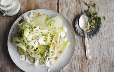 Salade de chicons à la poire et pignons de pin