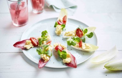 Feuilles de chicon aux œufs brouillés, tomates et mâche