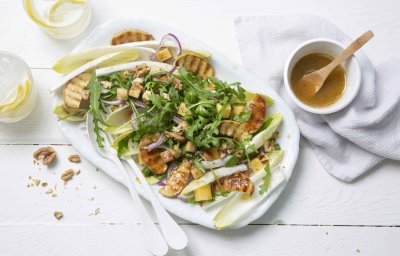 Salade de chicons aux pommes grillées et fromage vieux