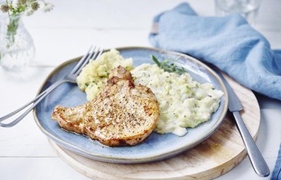 Chou blanc en sauce à l’estragon, côtelettes de porc et purée à l’ail