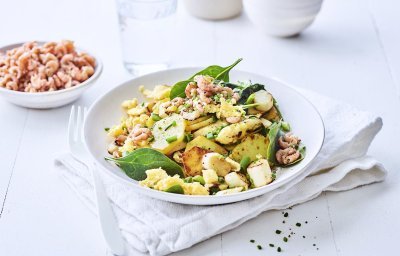 Wok de pommes de terre, asperges, épinards et crevettes