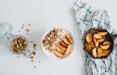 Yaourt, granola et pommes cuites