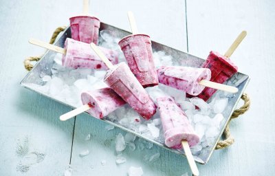 Glace au yaourt, framboises et mûres