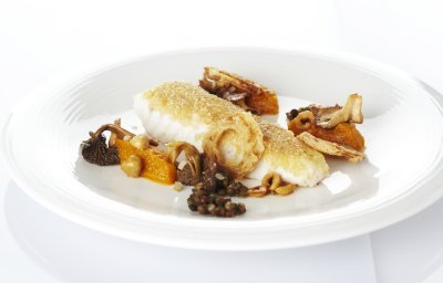 Lotte poêlée sur des noisettes, purée de butternut, champignons des bois et lentilles