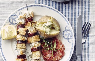 Brochettes de lotte avec coulis de tomate