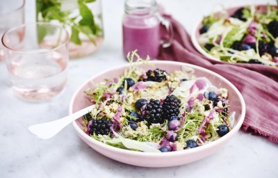 Zomerse salade met braambessen en blauwe bessen